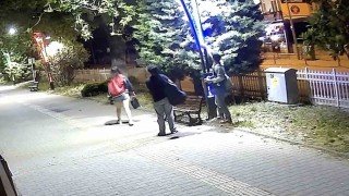 Pes dedirten görüntü: Eğlence için aydınlatma direklerine binlerce liralık zarar verildi