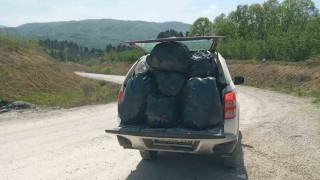Piknikçiler kirletti, ekipler temizledi