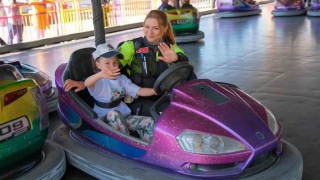 Polis özel çocuklarla birlikte lunaparkta eğlenceli bir gün yaşadı