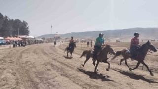 Rahvan atlar Baklan Ovasında tozu dumana kattı