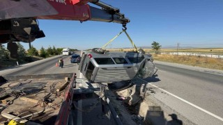 Refüje devrilen hafif ticari araçta 2 kişi yaralandı