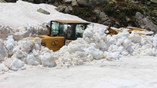 Rize yaylalarında hummalı kar temizliği