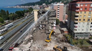Rizede boşaltılan binaların yıkımı devam ediyor