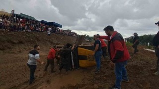 Rizedeki off-road yarışlarında takla atan araç yürekleri ağıza getirdi