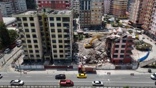 Rizedeki riskli 2 binanın yıkımı sürüyor