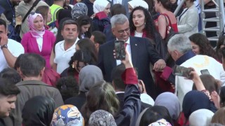 Sağlık Bakanı Memişoğlu, mezun olan öğrencilerle horon oynadı