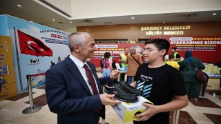 Şahinbey Belediyesinden öğrencilere 1 milyon 438 bin spor ayakkabısı hediye