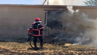 Samanlık deposunda yangın: 200 balya saman kül oldu