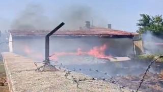 Samanlık yangını itfaiye tarafından söndürüldü