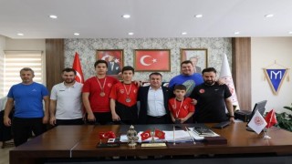 Şampiyonları makamında ağırladı