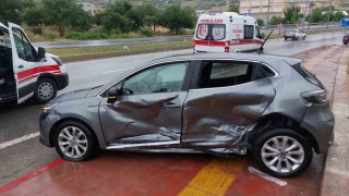 Samsunda hafif ticari araç otomobile yandan çarptı: 3 yaralı