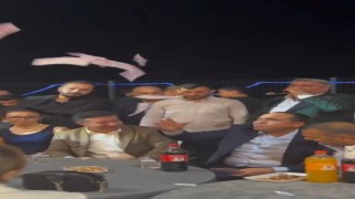 Şanlıurfada belediye başkanlarının düğünde para saçması tepki çekti