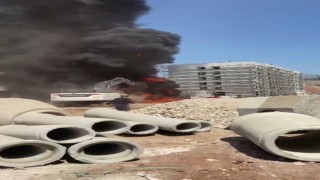 Şantiye alanında binaya sıçrayan yangın söndürüldü