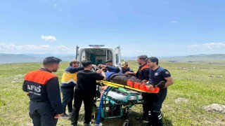Sarıkamışta kayaklıklardan düşen çobanın ayağı kırıldı