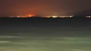 Seferihisardaki alevler Kuşadası sahilinden görülüyor