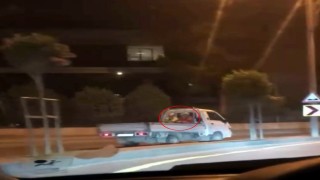 Şehrin göbeğinde pes dedirten kural ihlali: Kasasında yolcu taşıyarak ters şeritten ilerledi