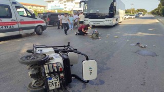 Serikte otobüs ile elektrikli motosiklet çarpıştı: 2 yaralı