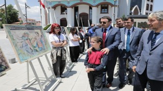 Sesin ve Rengin Yolculuğu Resim Sergisi valilik önünde açıldı