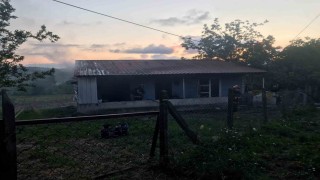 Sevgilisiyle kaldığı evi yaktı, kaçarken kaza yaptı