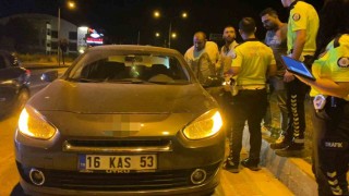 Seyir halinde iken aracını durdurup sızan alkollü sürücü, polise zor anlar yaşattı