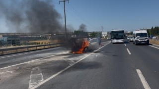 Seyir halindeki araç alev aldı: 3 yolcu son anda kurtarıldı