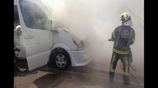 Seyir halindeki işçi servisi bir anda alev aldı