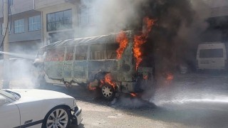 Seyir halindeki minibüs alev alev yandı