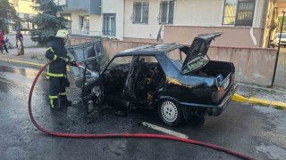 Seyir halindeki otomobil alev aldı
