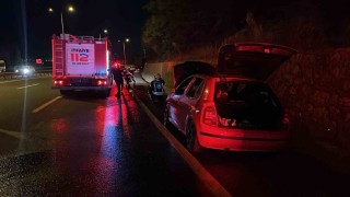 Seyir halindeki otomobilde yangın... Alevleri fark edip son anda indiler