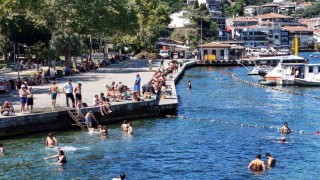 Sıcak havadan bunalan İstanbullular Boğazda serinledi
