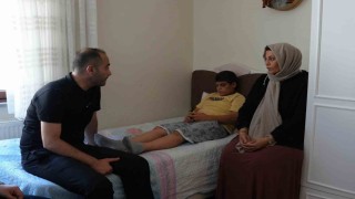 Şiddet mağduru özel çocuğa, Başkan Vekili Karadenizden destek ziyareti