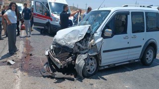 Siirtte 2 hafif ticari araç çarpıştı: 4 yaralı