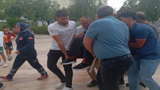 Siirtte devrilen ağacın altında kalan 2 kişi yaralandı