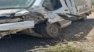 Siirtte minibüs ile kamyonet çarpıştı: 1 yaralı