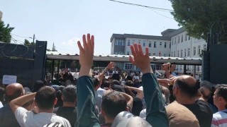 Sınava giren çocuklarını görmek için yarıştılar