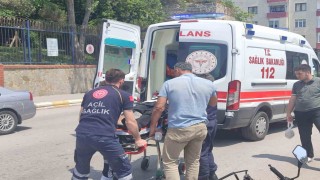 Sinopta otomobille çarpışan motosikletteki 2 kişi yaralandı