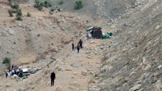 Şırnakta şarampole devrilen tırın sürücüsü yaralandı