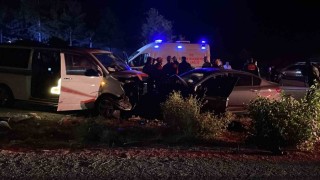 Sivasta ters yöne giren minibüs otomobille çarpıştı: 1 ölü, 8 yaralı