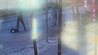 Siverekte kamyonetten düşen tekerlekleri çaldılar