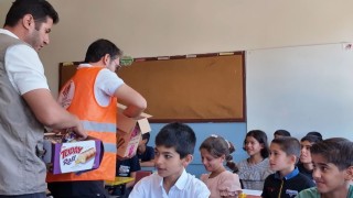 Siverekte öğrencilere karne gününde dondurma ve kek ikram edildi