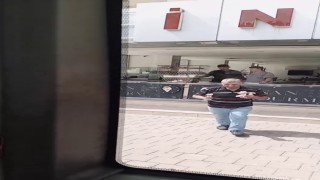 Şoför sıcaktan bunalan çocukları dondurmayla serinletti