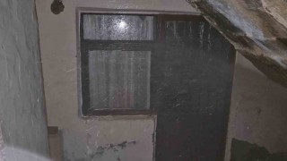 Sokaktan eve bağlanan su hattı patladı