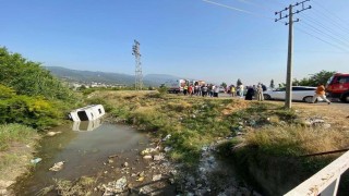 Sulama kanalına uçan midibüsteki 4 kişiyi itfaiye ekibi kurtardı
