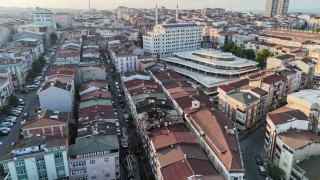 Sultangazide çatı yangını yan binalara sıçradı: Yanan çatılar dronla görüntülendi