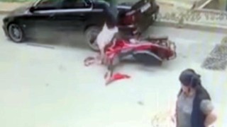 Sultangazide motosikletli, park halindeki otomobile çarptı