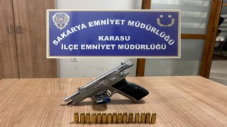 Şüphe üzerine durduruldu, üstünden ruhsatsız tabanca çıktı