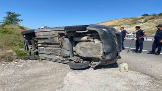 Takla atan otomobilden yara almadan kurtuldular