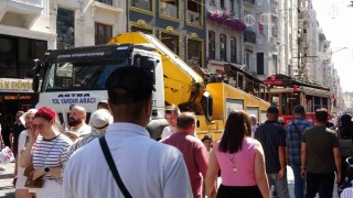Taksimde nostaljik tramvay arızalandı, yerine akülü tramvay devreye girdi