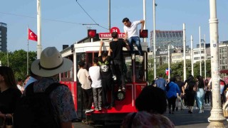 Taksimde nostaljik tramvayın üzerinde tehlikeli yolculuk