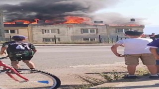 Tamiratı yapılan çatı alev alev yandı